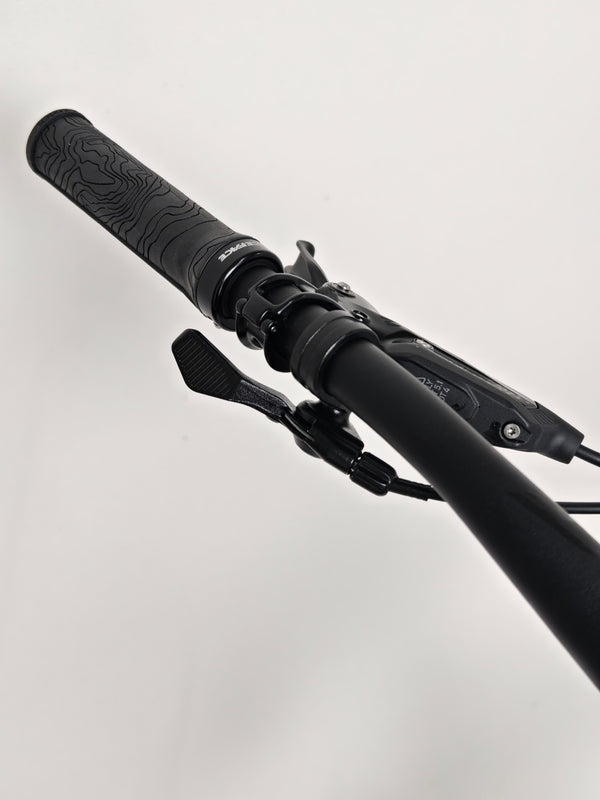Detailed close-up of the drivetrain of the 2023 Lapierre Zesty AM CF 8.9 Large, available for just £2,850.