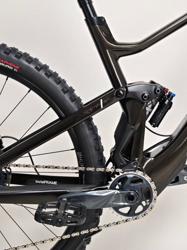 2023 Lapierre Zesty AM CF 8.9 Large equipped with SRAM components, showcasing its performance, available at £2,850.