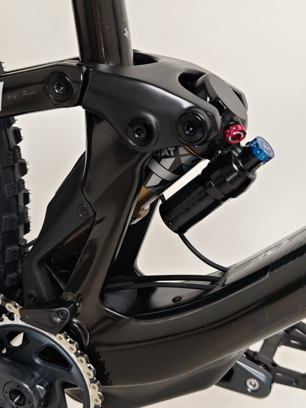 Highlighting the superior components of the 2023 Lapierre Zesty AM CF 8.9 Large bike available for only £2,850.