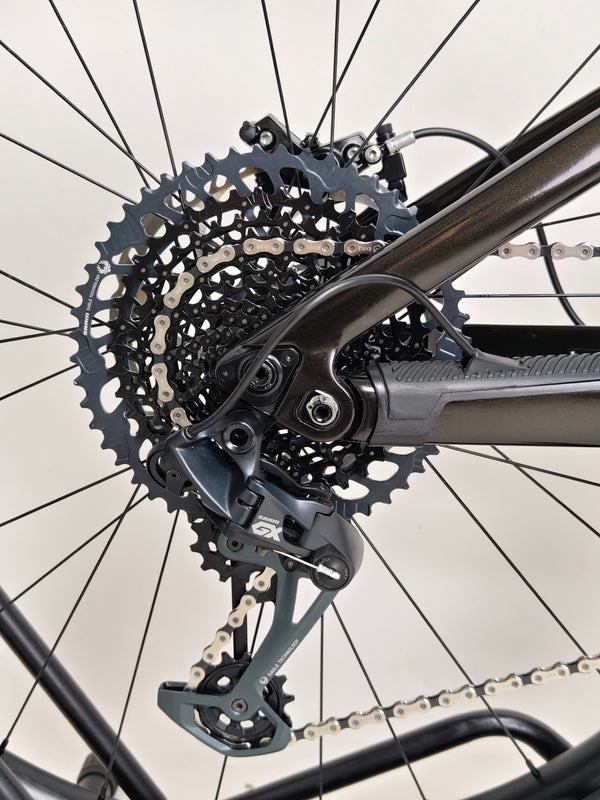 2023 Lapierre Zesty AM CF 8.9 Large equipped with SRAM components, showcasing its performance, available at £2,850.