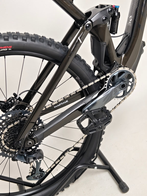 High-quality image of the 2023 Lapierre Zesty AM CF 8.9 Large bike, showcasing its performance for £2,850.