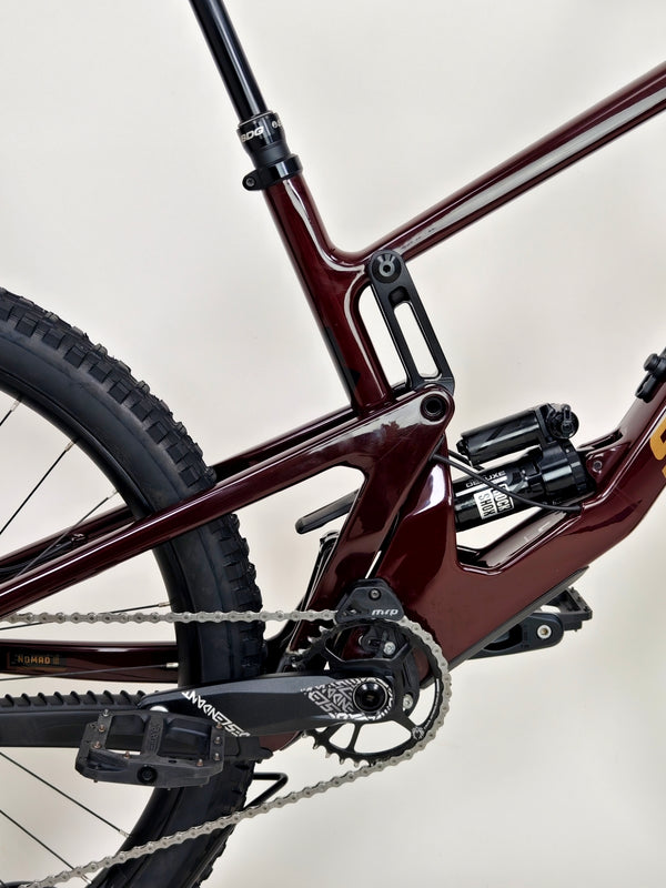 Santa Cruz Nomad 5 C R 27.5 2022 / LARGE / Carbon / Excellent Condition