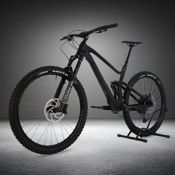 Close-up view of the 2023 Lapierre Zesty AM CF 8.9 Large featuring the SRAM GX Eagle drivetrain and RockShox Lyrik select+ fork. Buy it for only £2,850. Free UK delivery or £100 off collection.