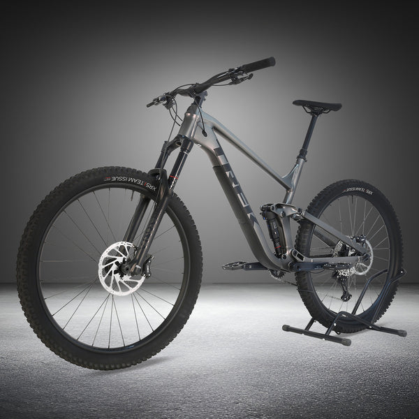 Close-up view of Trek Slash 7 Gen 5 X-LARGE mountain bike, featuring Lyrik fork and SLX drivetrain, RRP: £2,775.00, available now for £1,760.00 with free speedy delivery.