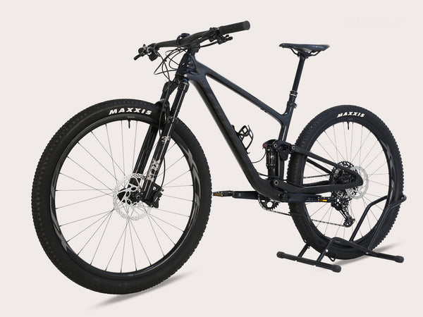 Detailed view of the Giant Anthem Advanced Pro 29 2 2023 CARBON mountain bike, featuring the Shimano SLX drivetrain and Fox suspension.
