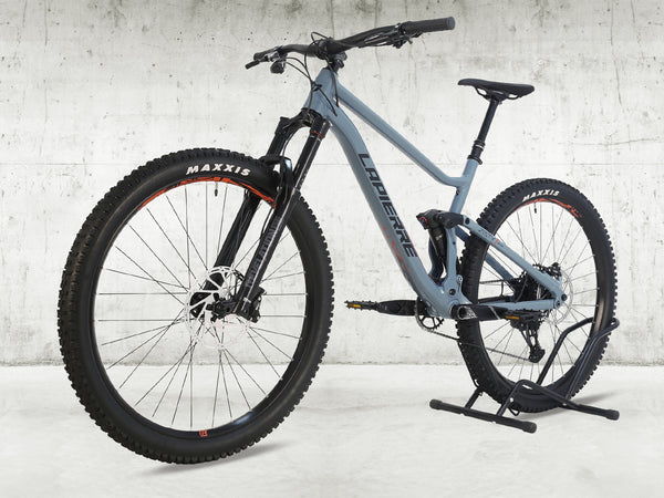 Close-up shot of the Rockshox Revelation front suspension fork on the Lapierre Zesty AM 5.9 in LARGE, highlighting its 150mm travel.