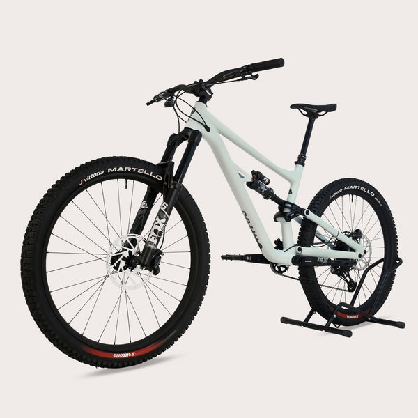 Specialized Status 160 2023 Large S4 bike in excellent used condition for £1,750 (RRP £2,900), ideal for aggressive trail riding.