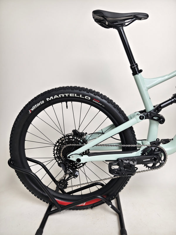 Up close on the handlebar and controls of the Specialized Status 160 2023 Large S4, ready for trail adventures in excellent used condition for £1,750 (RRP £2,900).
