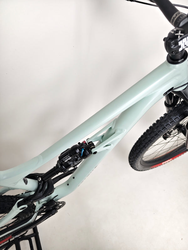 Image capturing the grip and stability features of the Specialized Status 160 2023 Large S4 bike, in excellent condition, available for £1,750 (RRP £2,900).