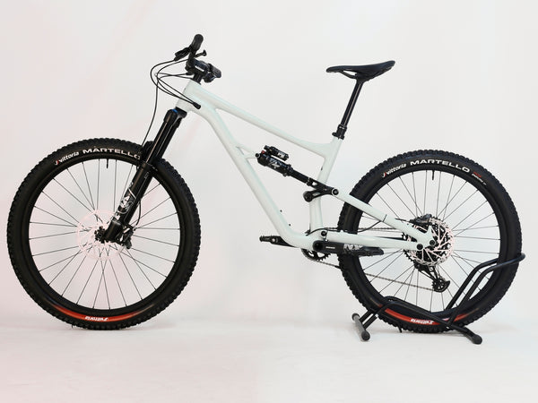 Overall perspective of the Specialized Status 160 2023 Large S4, featuring its top-tier components and excellent used condition, for sale at £1,750 (RRP £2,900) with free UK delivery.