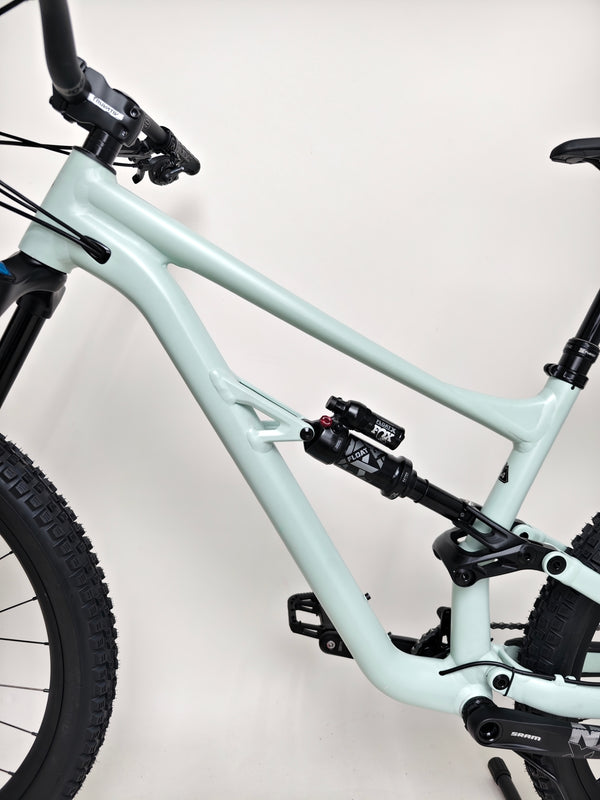 Focus on the brakes of the Specialized Status 160 2023 Large S4, emphasizing its SRAM Code R system in excellent used condition, offered at £1,750 (RRP £2,900).
