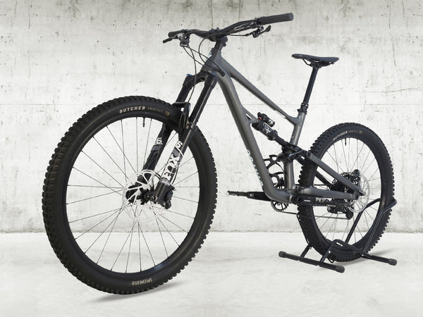 Close-up of the FOX FLOAT 36 Rhythm suspension fork on the Specialized Status 160, enhancing performance on trails.