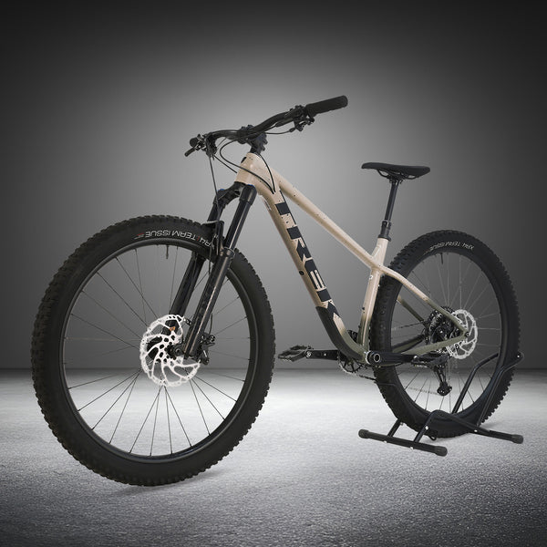 Close-up of Trek ROSCOE 9 2024 Mountain Bike handlebars and controls, Excellent Condition, Medium size, RRP: £1,850.00, available for £1,090.00 at eMado.