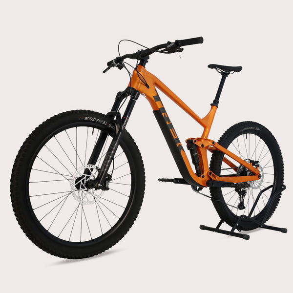 Trek Slash 7 Factory Orange / X-LARGE / YARI / RRP: £3,200.00 / Very Good Condition / Our Price 1,770.00 including FREE UK Delivery! Front three-quarter view of Trek full suspension mountain bike in Factory Orange