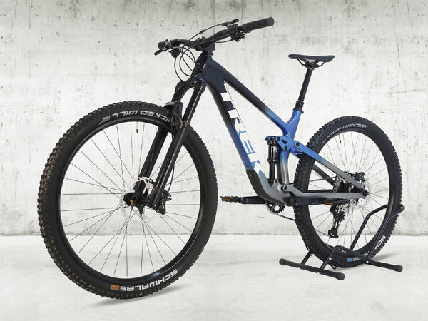 Close-up view of the Trek Top Fuel 9.7 2022 CARBON full suspension bike's frame details highlighting the advanced carbon construction.