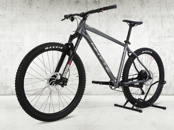 Whyte 801 V4 2023 mountain bike in excellent condition, showcasing lightweight 6061 alloy frame.