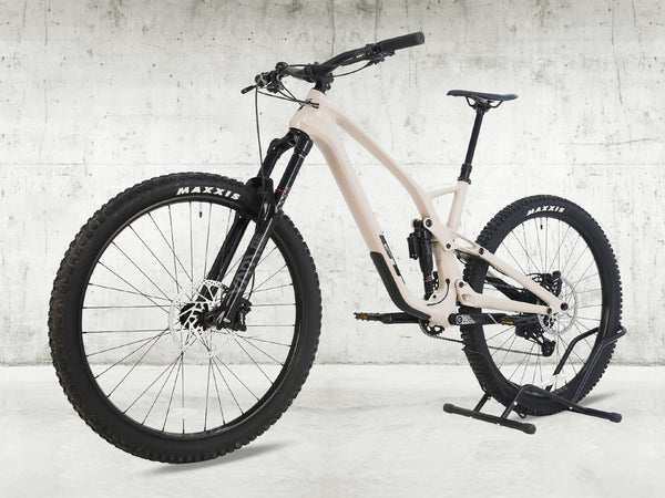 Front view of the GT Force Carbon Elite 2023 in excellent condition for sale at £3,650.00, featuring a tan frame and full suspension.