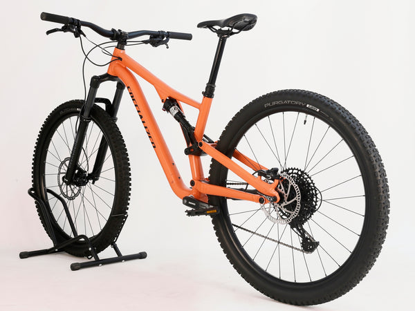 Close-up of the tires on the 2021 Specialized Stumpjumper Alloy, showing the Specialized Butcher and Purgatory models, available in very good condition for only £1,250.00.