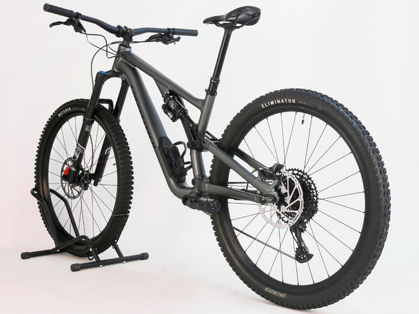 Handlebar area of the Specialized Stumpjumper EVO Comp Alloy 29 2024, demonstrating exceptional design in Very Good Condition, RRP: £3,200.00.