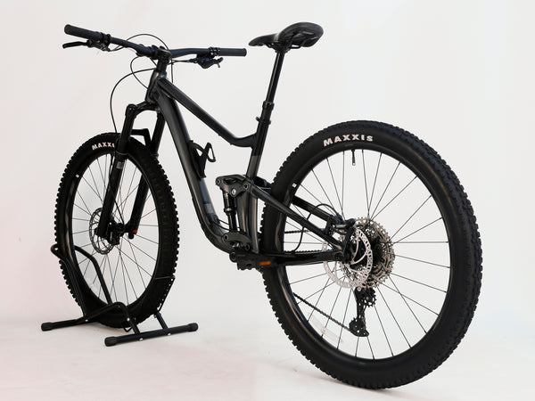 Giant Trance 29 2 2022 / MEDIUM / RRP: £3,299.00 / Excellent Condition! — handlebars and front end setup on the 2022 Giant Trance 29 2