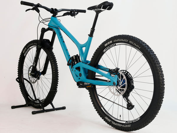 Evil Offering V1 carbon fiber full suspension bike in very good condition, blue frame with quality components.