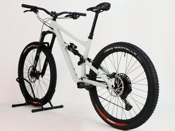 Detailed shot of the Specialized Status 160 2023 Large S4 bike frame highlighting the Satin Ca White Sage colour and excellent condition, priced at £1,750 (RRP £2,900) with free UK delivery.