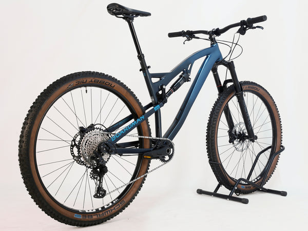 Profile view of the 2023 Boardman MTR 9.0 / LARGE / LYRIK / Very Good Condition! / Our Price: £1390.00! / RRP £2,225.00 highlighting its lightweight 6066 alloy frame.