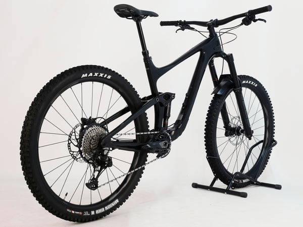 Detail shot of the Giant Reign Advanced Pro 2 29 Carbon's hydraulic brakes, Excellent performance, LARGE frame, RRP £4,499.00, offered at £1,790.00!
