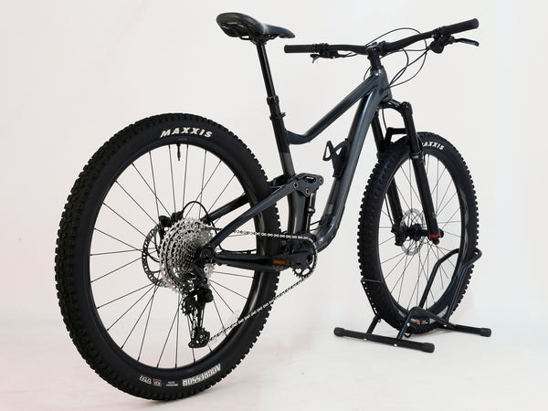 Giant Trance 29 2 2022 / MEDIUM / RRP: £3,299.00 / Excellent Condition! — close-up of the front suspension fork on the Giant Trance 29 2