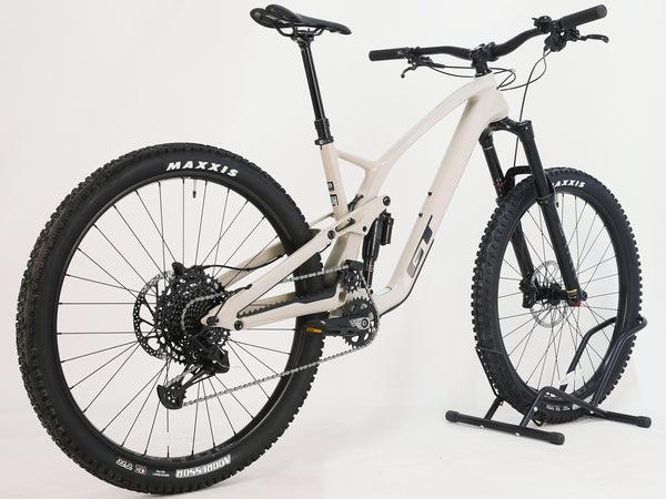 Close-up of the rear shock on the GT Force Carbon Elite 2023, showcasing its technical features for optimal performance.