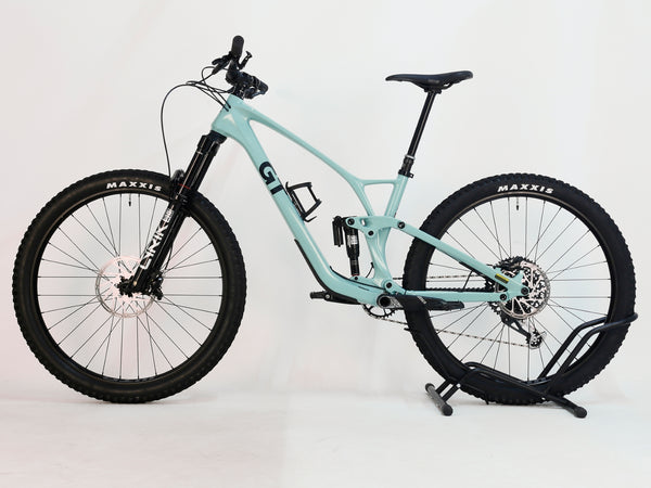 GT Sensor Carbon Pro LE 2024 / LARGE / RRP £5,000.00 / Excellent Condition! / Our Price ONLY £2,050.00 including Free UK Delivery – cockpit view highlighting SRAM GX Eagle shifters and handlebar setup