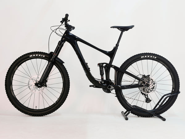 Profile view of the Giant Reign Advanced Pro 2 29 Carbon bike, showcasing the high-quality carbon frame in Very Good Condition, LARGE size, RRP £4,499.00, our special price £1,790.00!