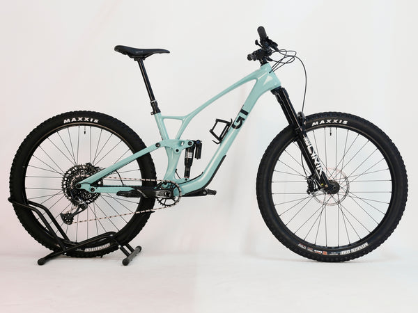 GT Sensor Carbon Pro LE 2024 / LARGE / RRP £5,000.00 / Excellent Condition! / Our Price ONLY £2,050.00 including Free UK Delivery – close-up of the Sea Green frame and cable routing on the GT Sensor Carbon Pro LE