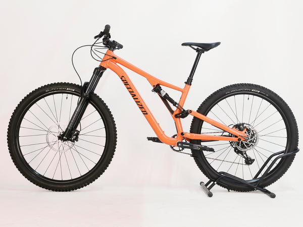 Detailed image of the SRAM SX Eagle shifters on the 2021 Specialized Stumpjumper Alloy, featured in very good condition for only £1,250.00.