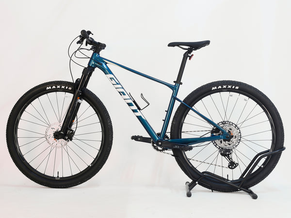 Giant XTC SLR 29 1 Mountain Bike 2024 close-up of Maxxis Recon Race tires.