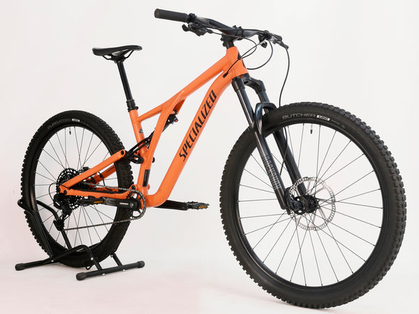 The Tektro Gemini hydraulic disc brakes on the 2021 Specialized Stumpjumper Alloy, demonstrating excellent stopping power in very good condition for £1,250.00.