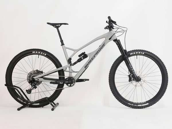 Nukeproof Mega 290 CARBON - High-quality Maxxis Minion DHF 29x2.50 tire fitted for optimal performance.