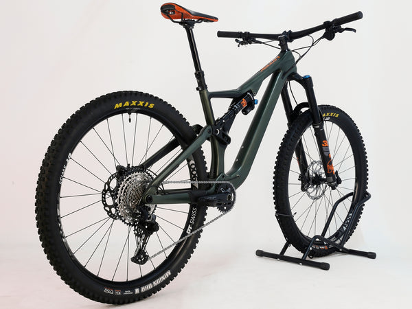 Orbea Rallon M20 Carbon 2021/ LARGE / FOX 38 / RRP: £4,259.00 / Very Good Condition! rear three-quarter shot of the Orbea Rallon carbon enduro bike