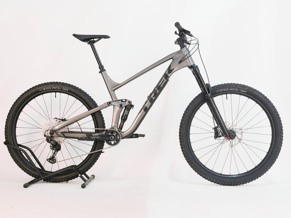 Front view of Trek Slash 7 Gen 5 mountain bike, X-LARGE frame, complete with Lyrik suspension and SLX shifters, RRP: £2,775.00, yours for £1,760.00, with free fast courier delivery.