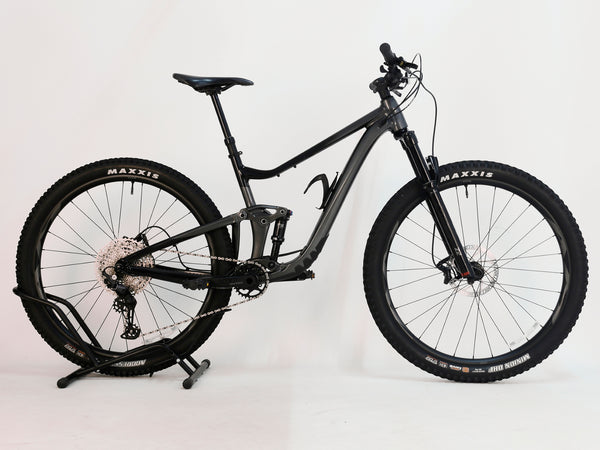 Giant Trance 29 2 2022 / MEDIUM / RRP: £3,299.00 / Excellent Condition! — hydraulic disc brakes and 180mm rotor detail