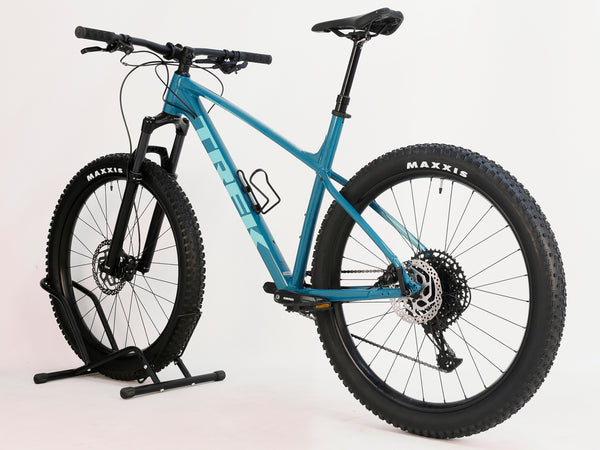 Profile view of Trek ROSCOE 7 2021 mountain bike highlighting its 27.5” Bontrager Line 40 wheels, RRP: £1,150, available for £590.