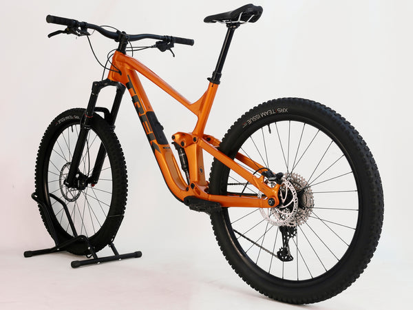 Trek Slash 7 Factory Orange / X-LARGE / YARI / RRP: £3,200.00 / Very Good Condition / Our Price 1,770.00 including FREE UK Delivery! Detail shot of Trek Slash 7 chainstay area and protective guards