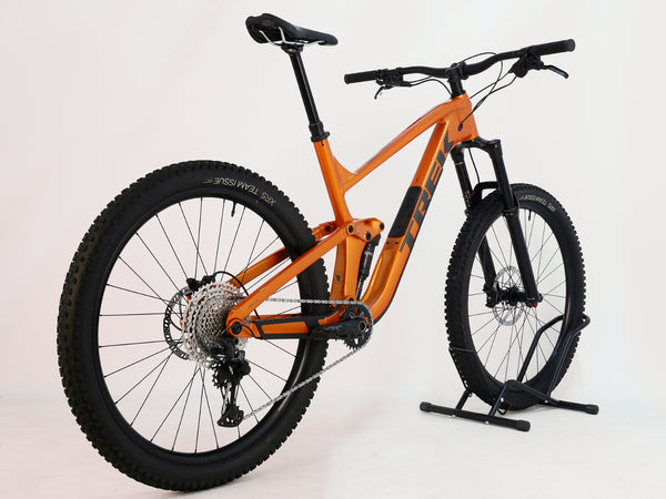 Trek Slash 7 Factory Orange / X-LARGE / YARI / RRP: £3,200.00 / Very Good Condition / Our Price 1,770.00 including FREE UK Delivery! Side profile of Trek Slash 7 mountain bike with 160mm travel