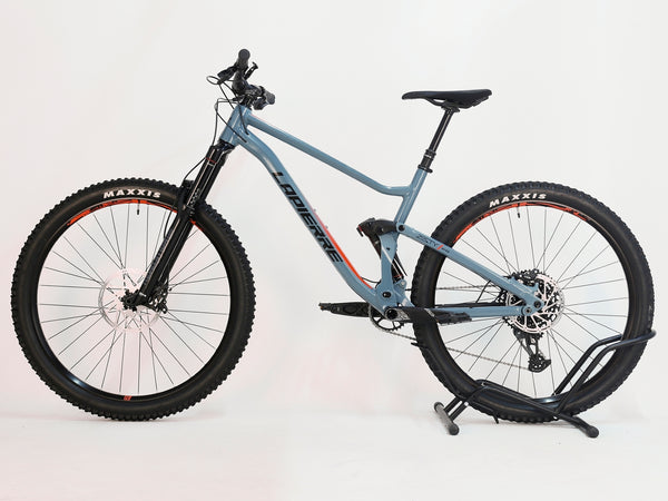 Detail of the seatpost on the Lapierre Zesty AM 5.9 LARGE, featuring the LP Dropper by JD with a 130mm drop.