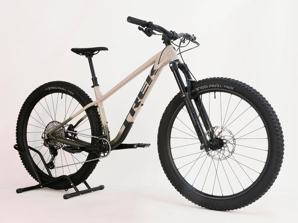 Trek ROSCOE 9 2024 Mountain Bike tires close-up, Excellent Condition, Medium size, original RRP: £1,850.00, available for just £1,090.00 at eMado.