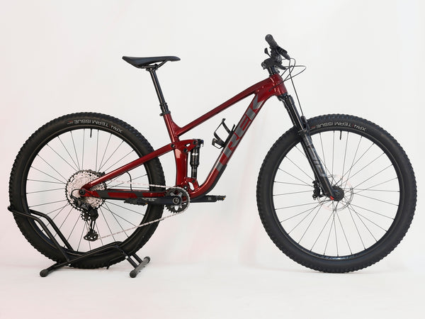 Trek Top Fuel 8 XT 2023 Mountain Bike in Very Good Condition - Handlebar and Brakes View