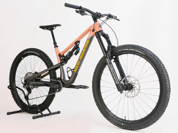 Hope 4-piston brakes showcased on the Rocky Mountain Altitude Carbon 70 2022, now available for £2,590.00 with free UK delivery.