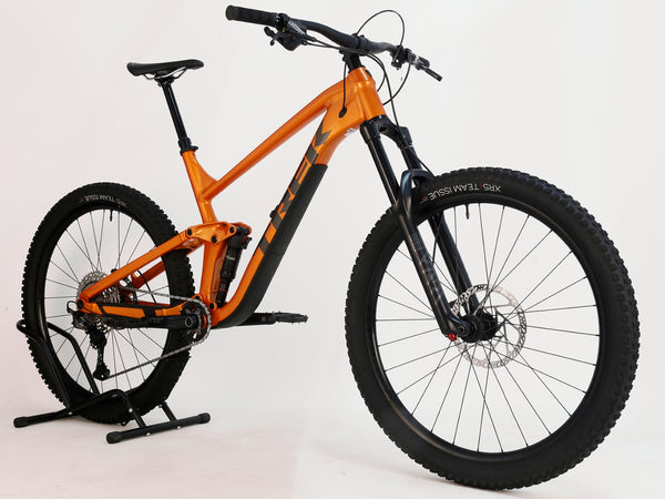 Trek Slash 7 Factory Orange / X-LARGE / YARI / RRP: £3,200.00 / Very Good Condition / Our Price 1,770.00 including FREE UK Delivery! Top tube and internal cable routing on Trek Slash 7 Factory Orange