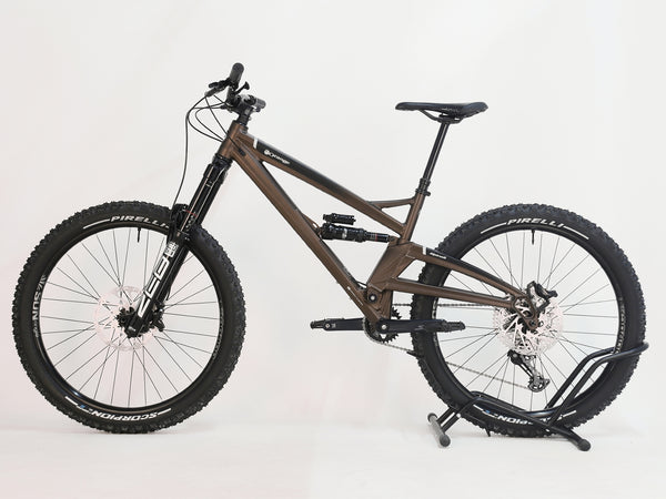 Front profile of the Orange ALPINE 6 mountain bike highlighting the robust frame and ZEB Forks.