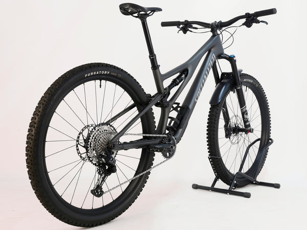 Close-up of the FOX front suspension on the Specialized Stumpjumper Comp CARBON 2023 large mountain bike, RRP: £4,250.00, currently for £1,980.00 with FREE Delivery!